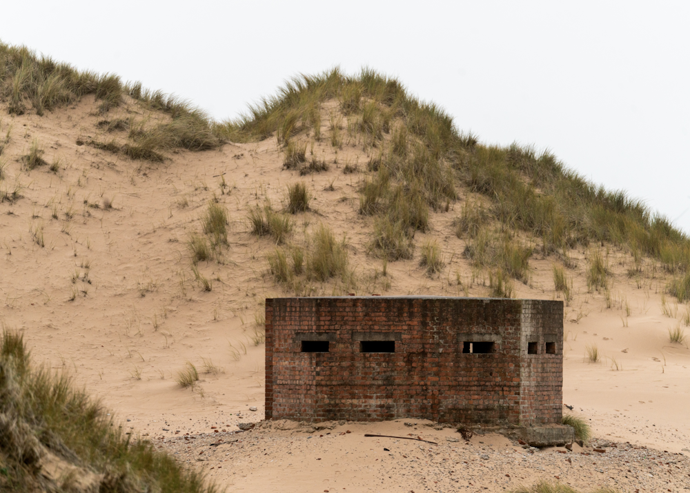 Un bâtiment dans le sable