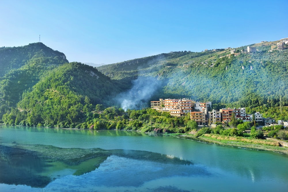 un cuerpo de agua con una ciudad a un lado y una cascada