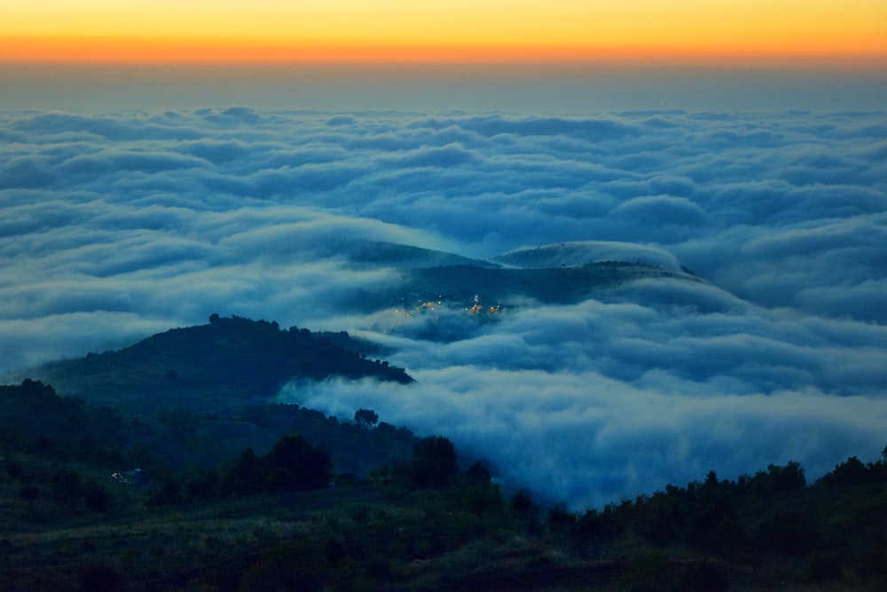 Una vista de una cadena montañosa