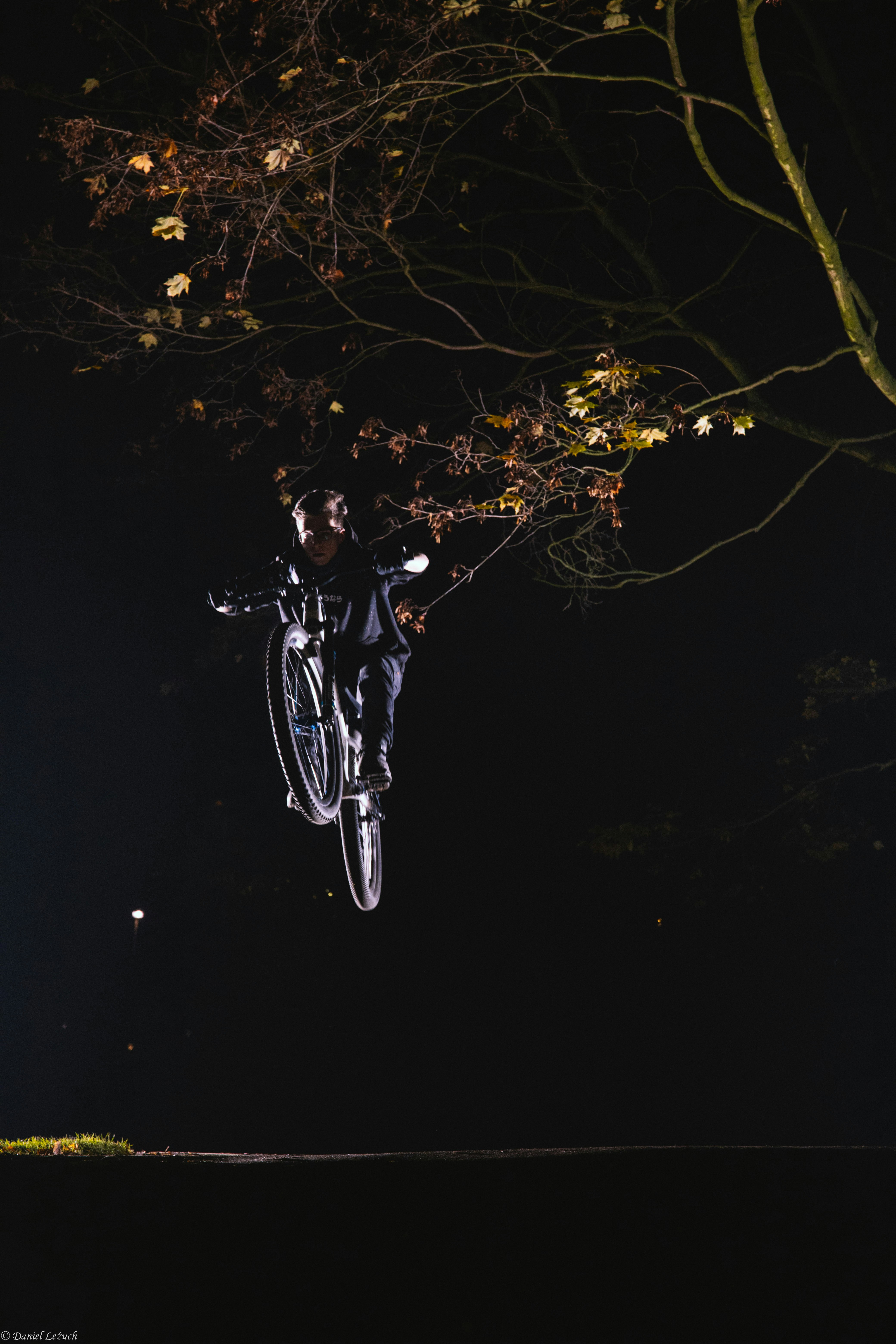 una persona montando en bicicleta