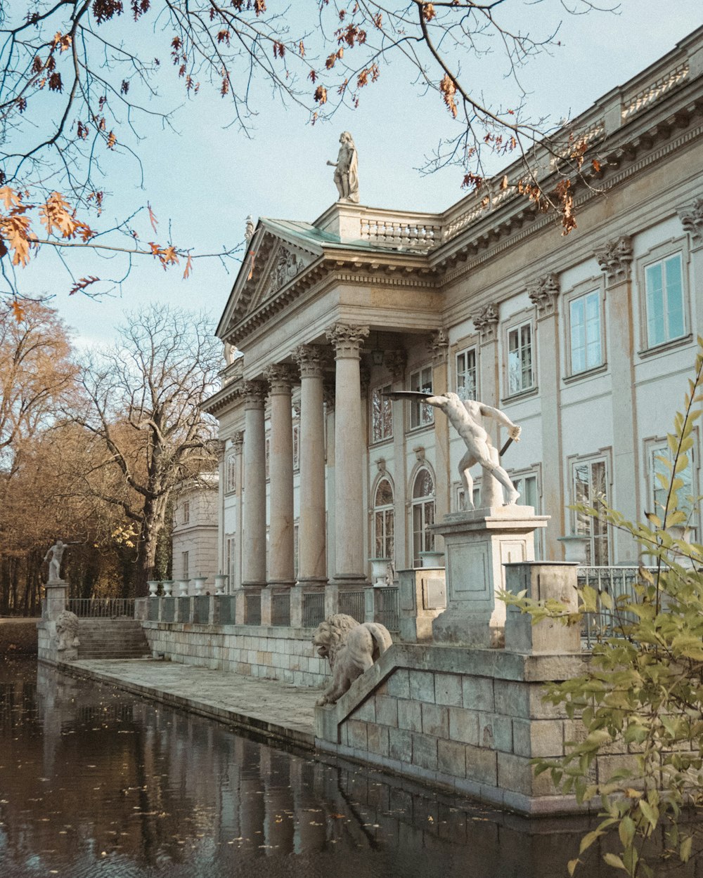 un edificio con una fontana e statue