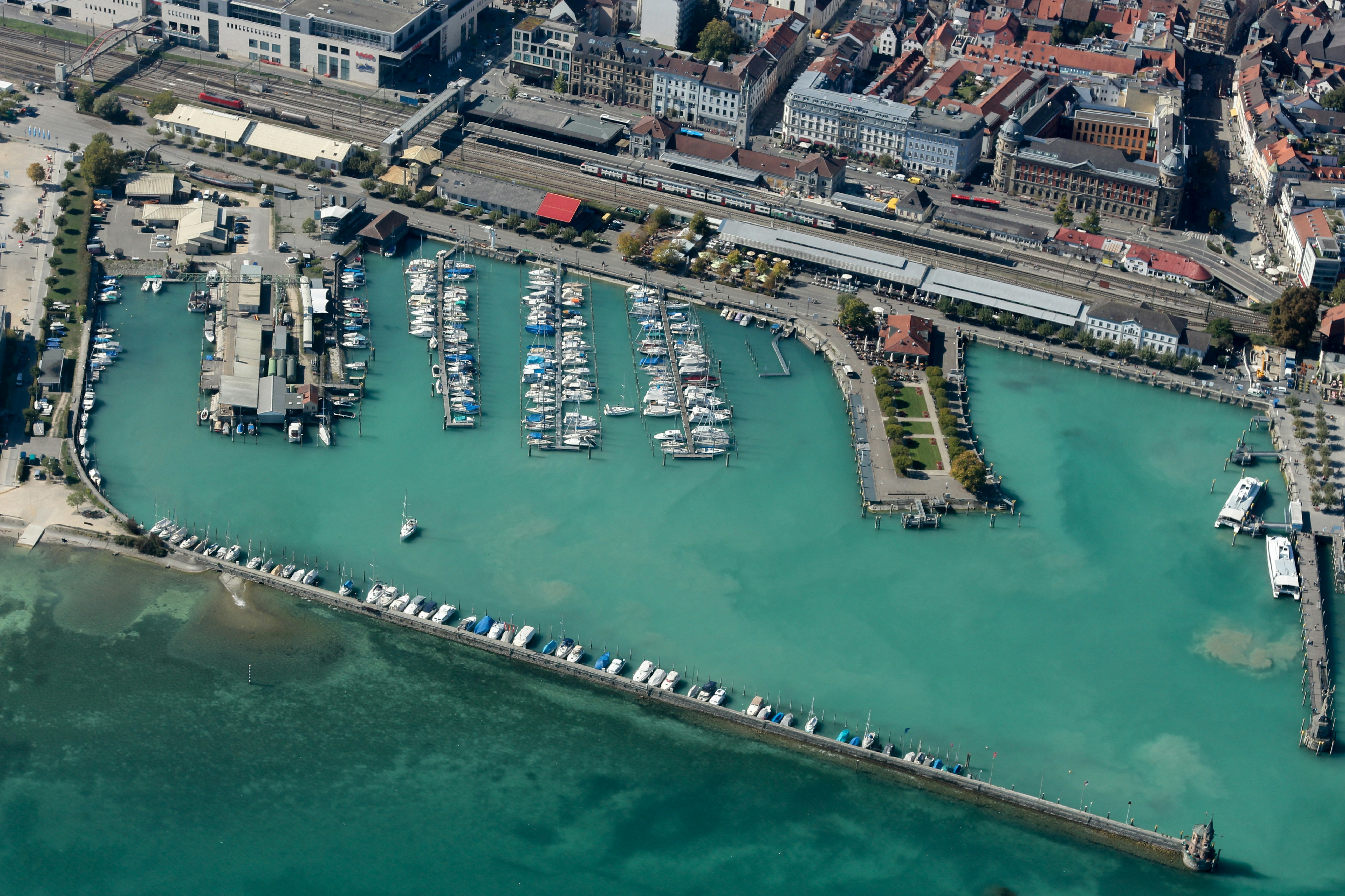 eine große Gruppe von Booten in einem Hafen