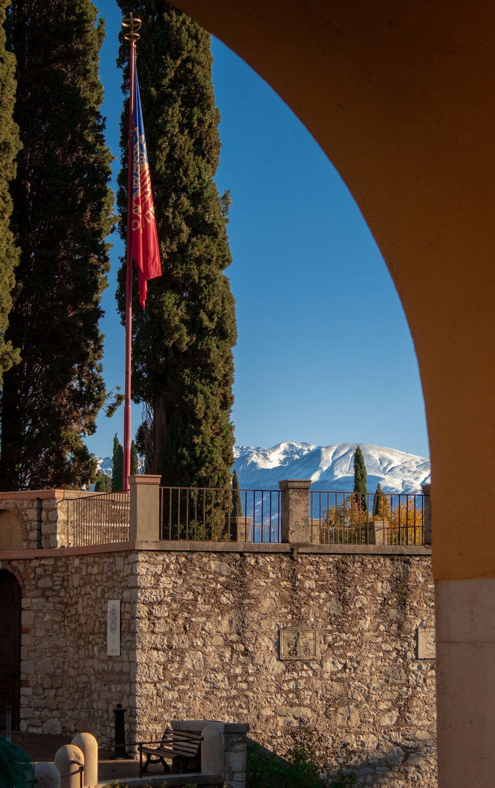 Una bandera en una pared