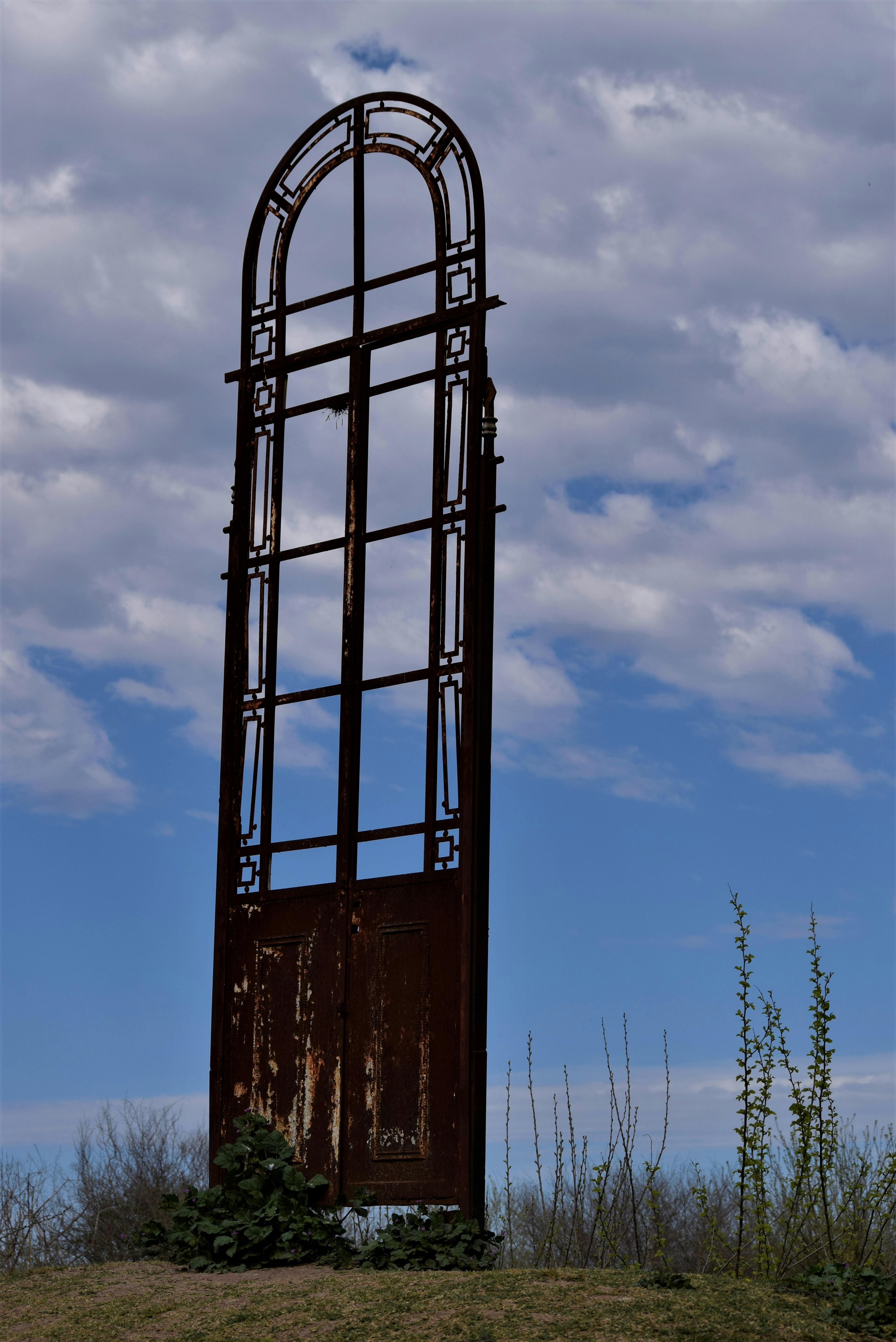 una alta torre de madera