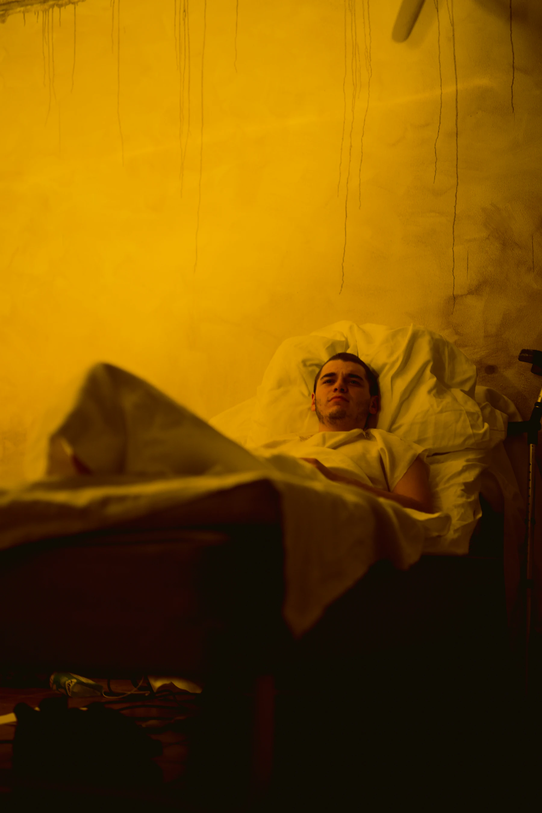 Personne se reposant dans un lit sous une lumière chaude