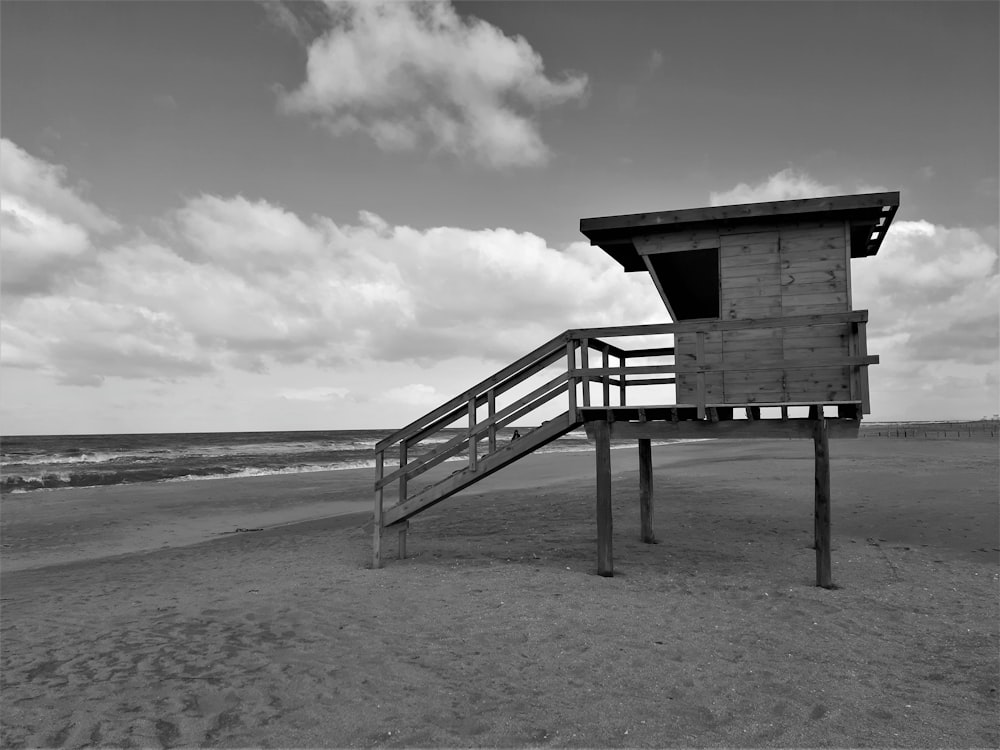 una panchina su una spiaggia