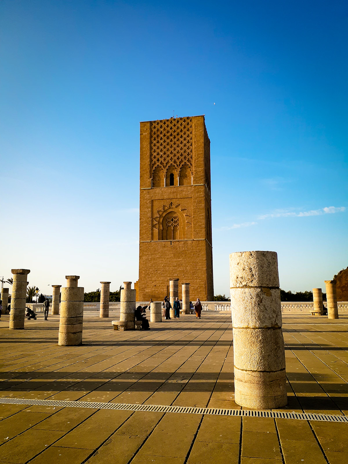 Tour Hassan dressée sur l'esplanade historique de Rabat sous un ciel bleu, capitale administrative du Maroc
