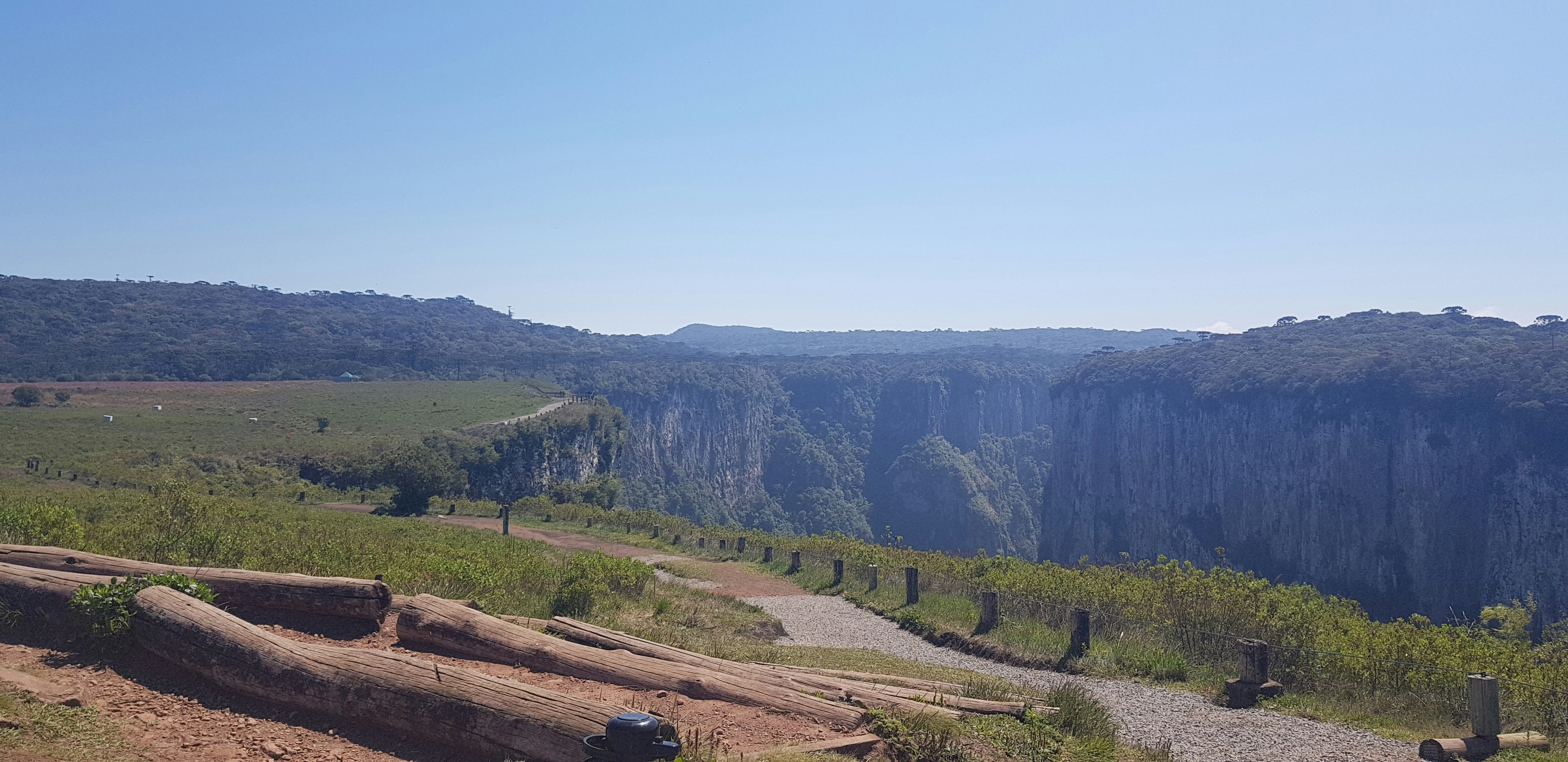 Un paisaje con colinas y árboles