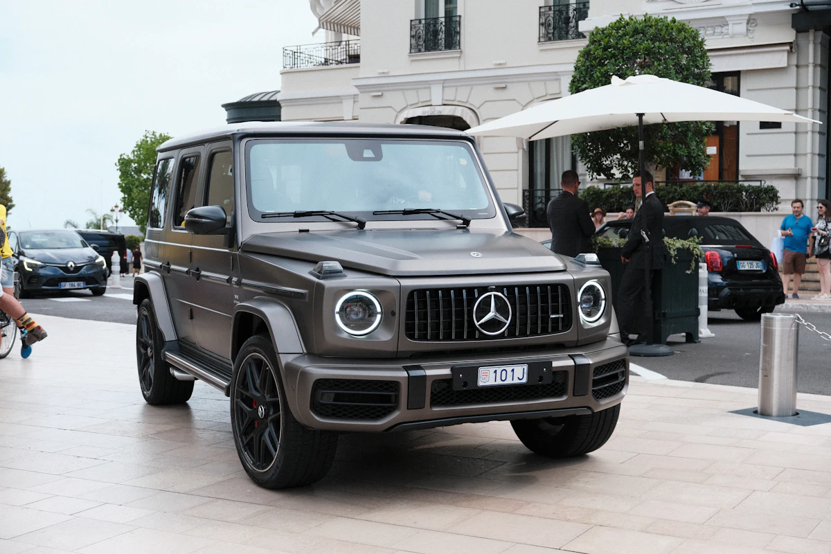 Mercedes Classe G in una piazza cittadina