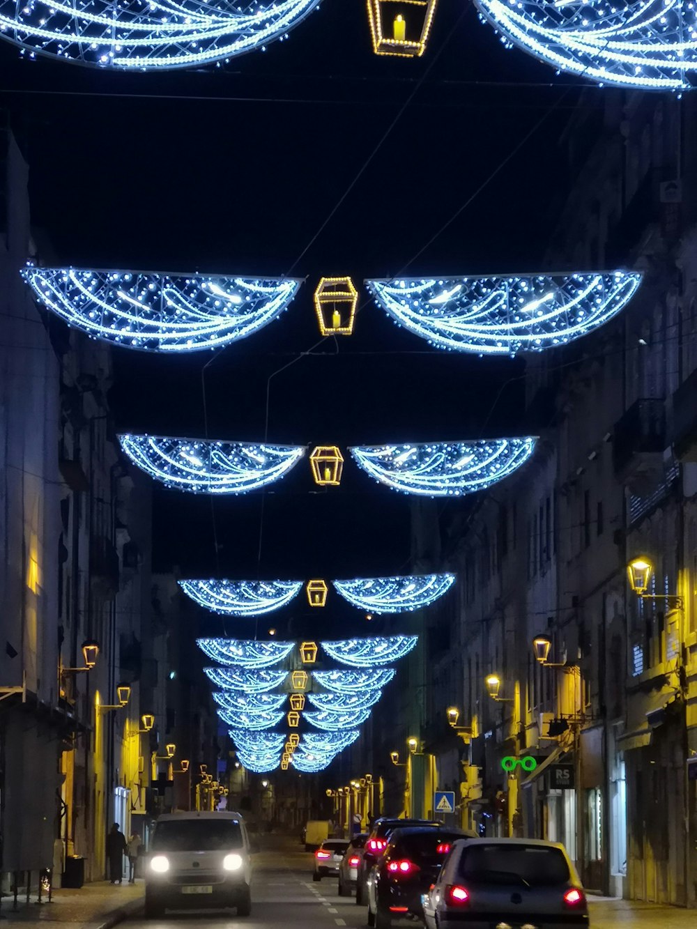 Una strada con auto e palazzi con luci