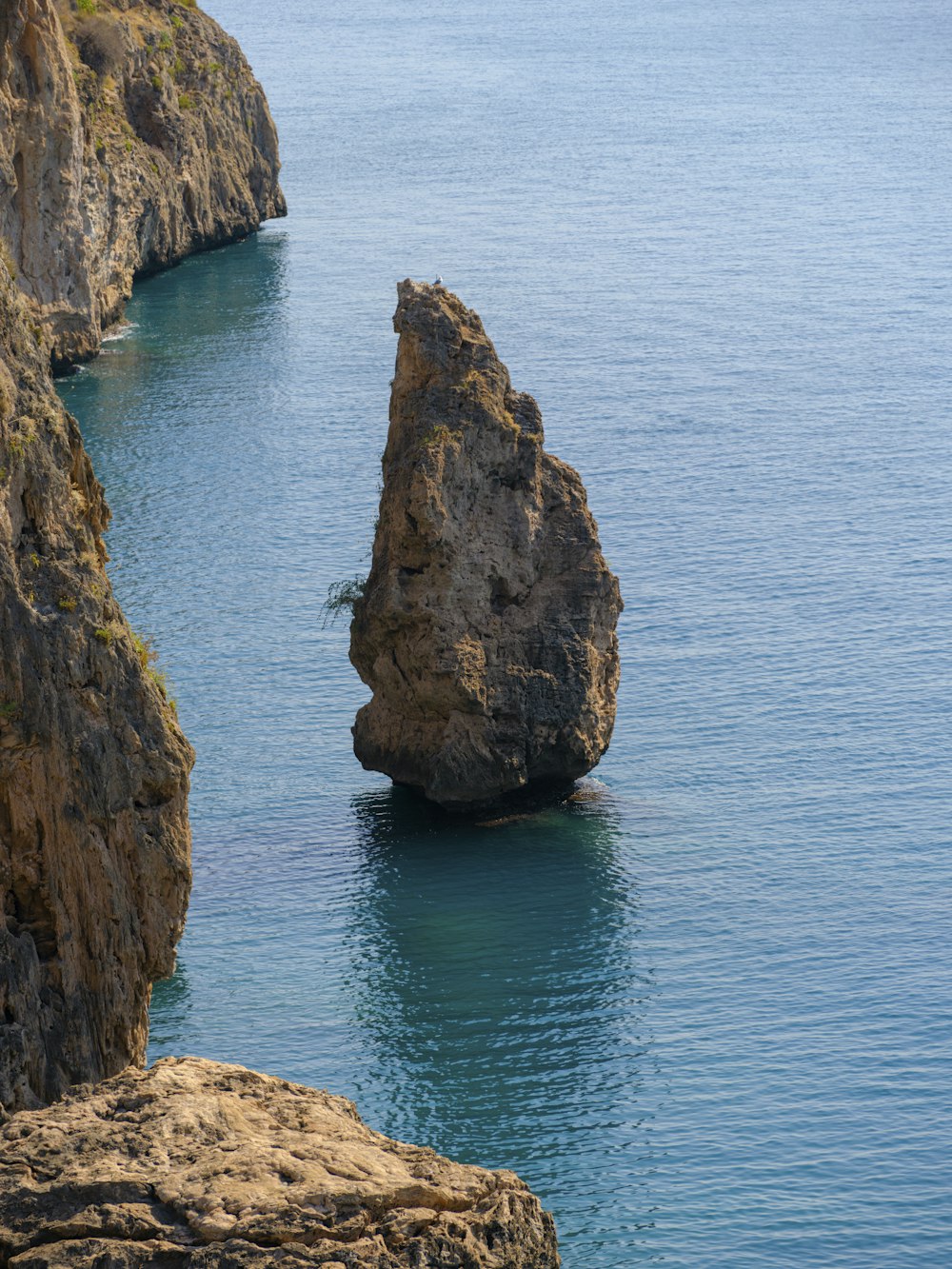 Una roca en el agua