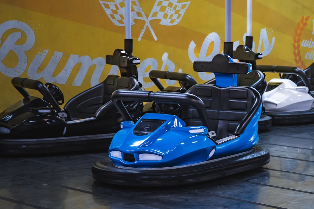 Un coche de carreras azul y negro