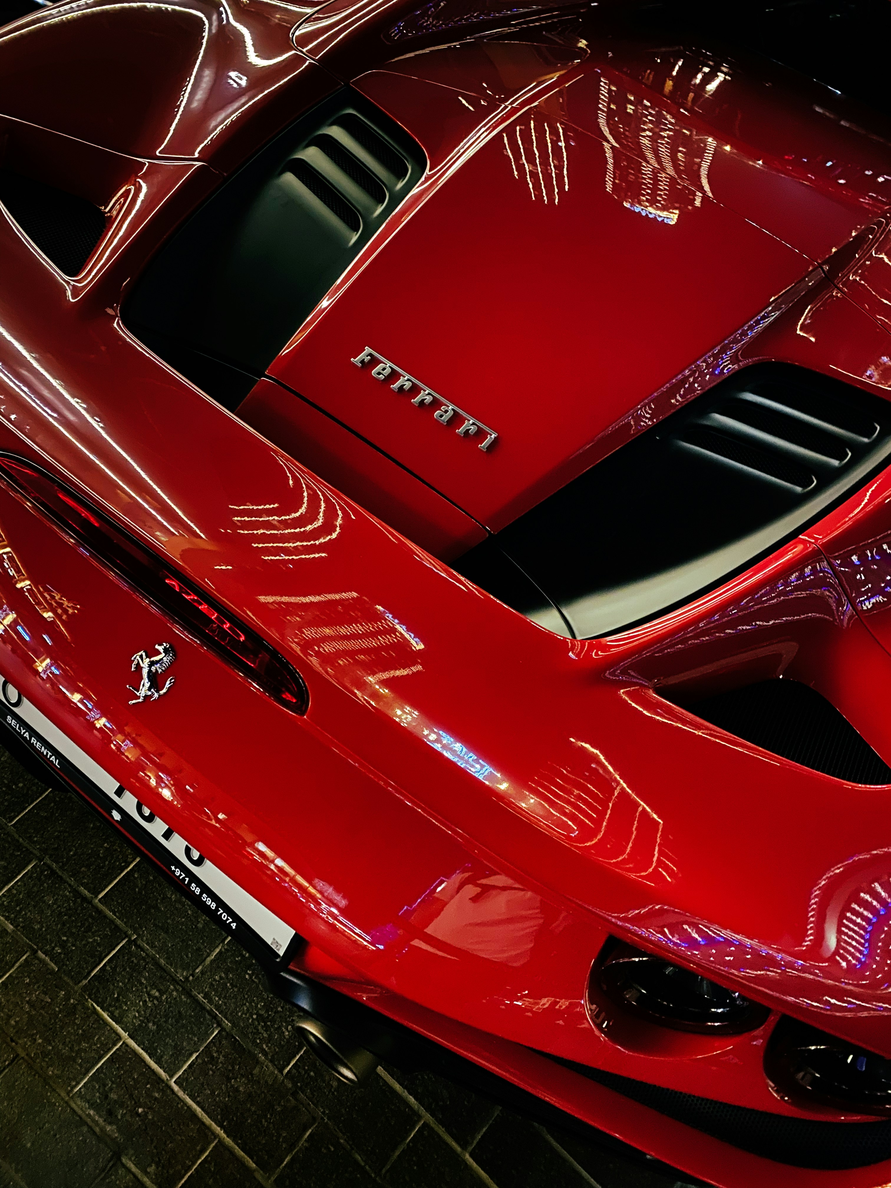 Die Front eines roten Autos