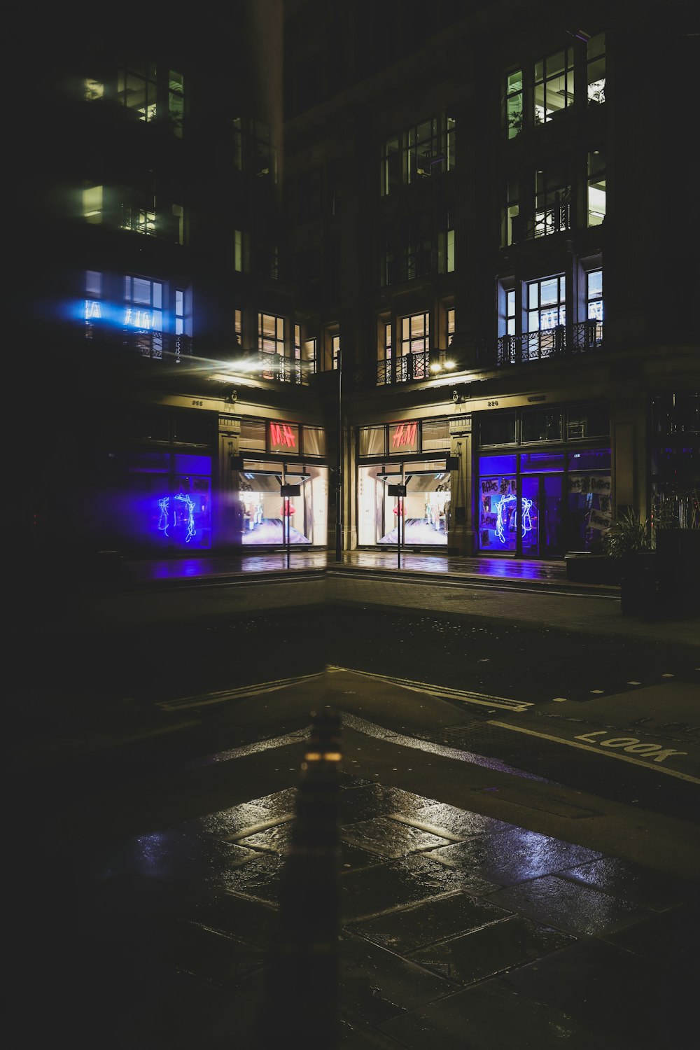 Una calle con edificios y luces