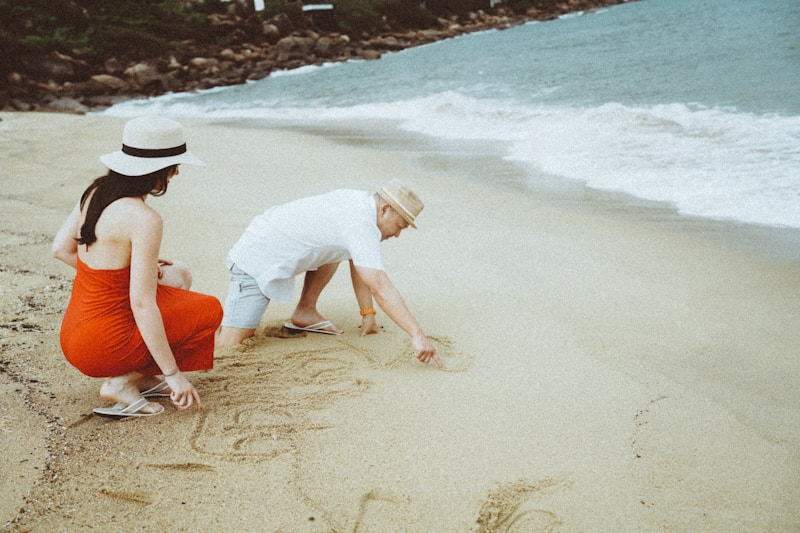 Pareja caminando por la arena