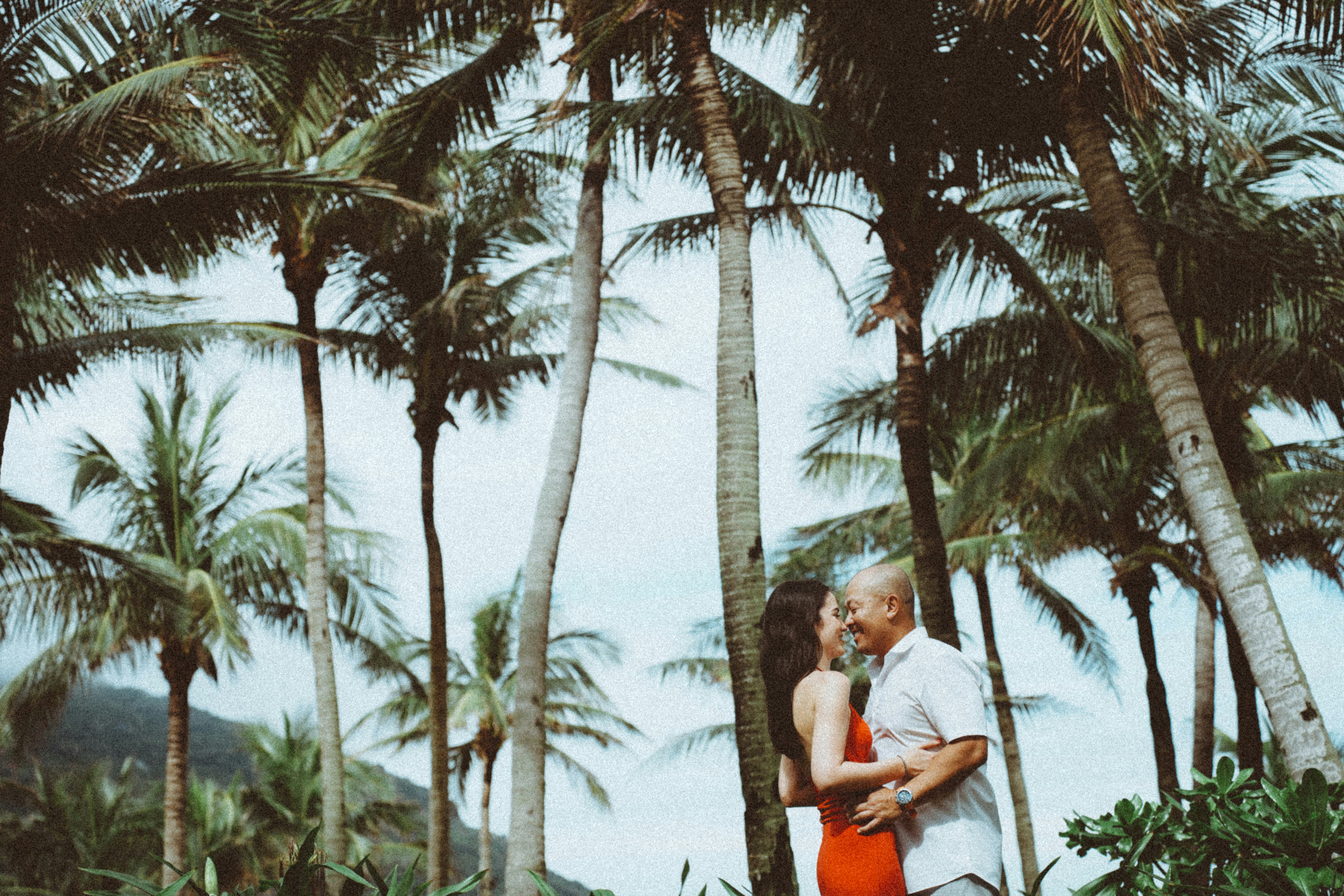 a man and woman kissing, 