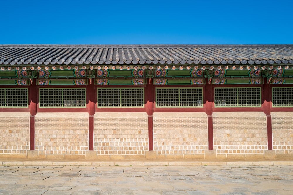 Un bâtiment au toit rouge