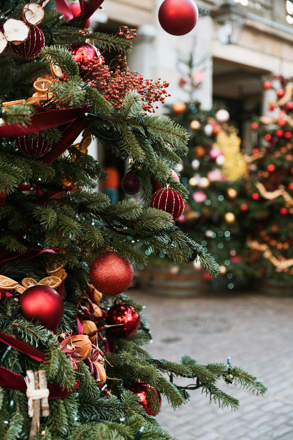 Ein Weihnachtsbaum mit Ornamenten und Lichtern