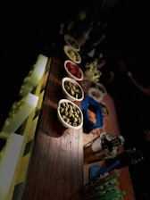 Cozy bar counter with fresh seafood appetizers and drinks served on wooden trays.