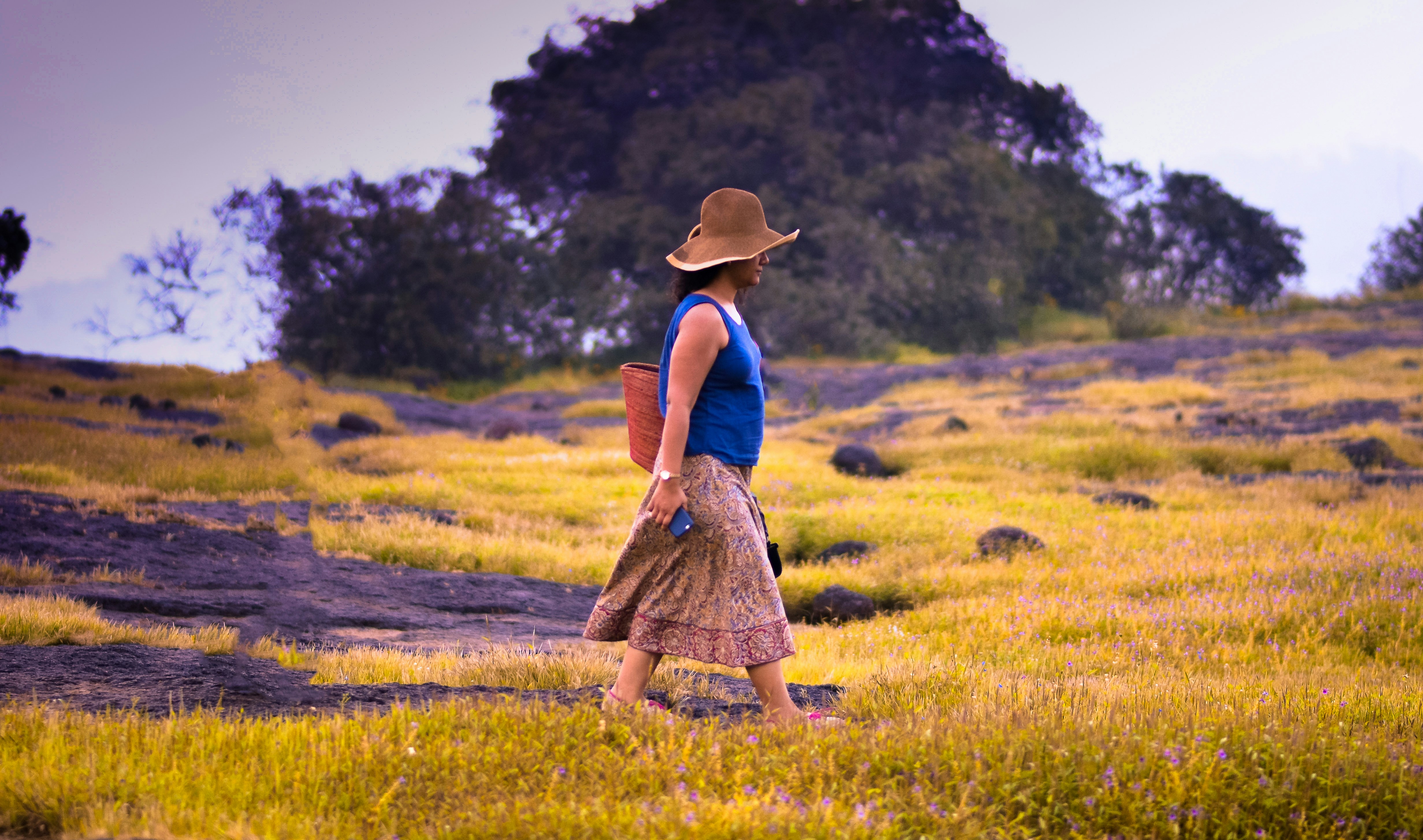 um homem andando em um campo