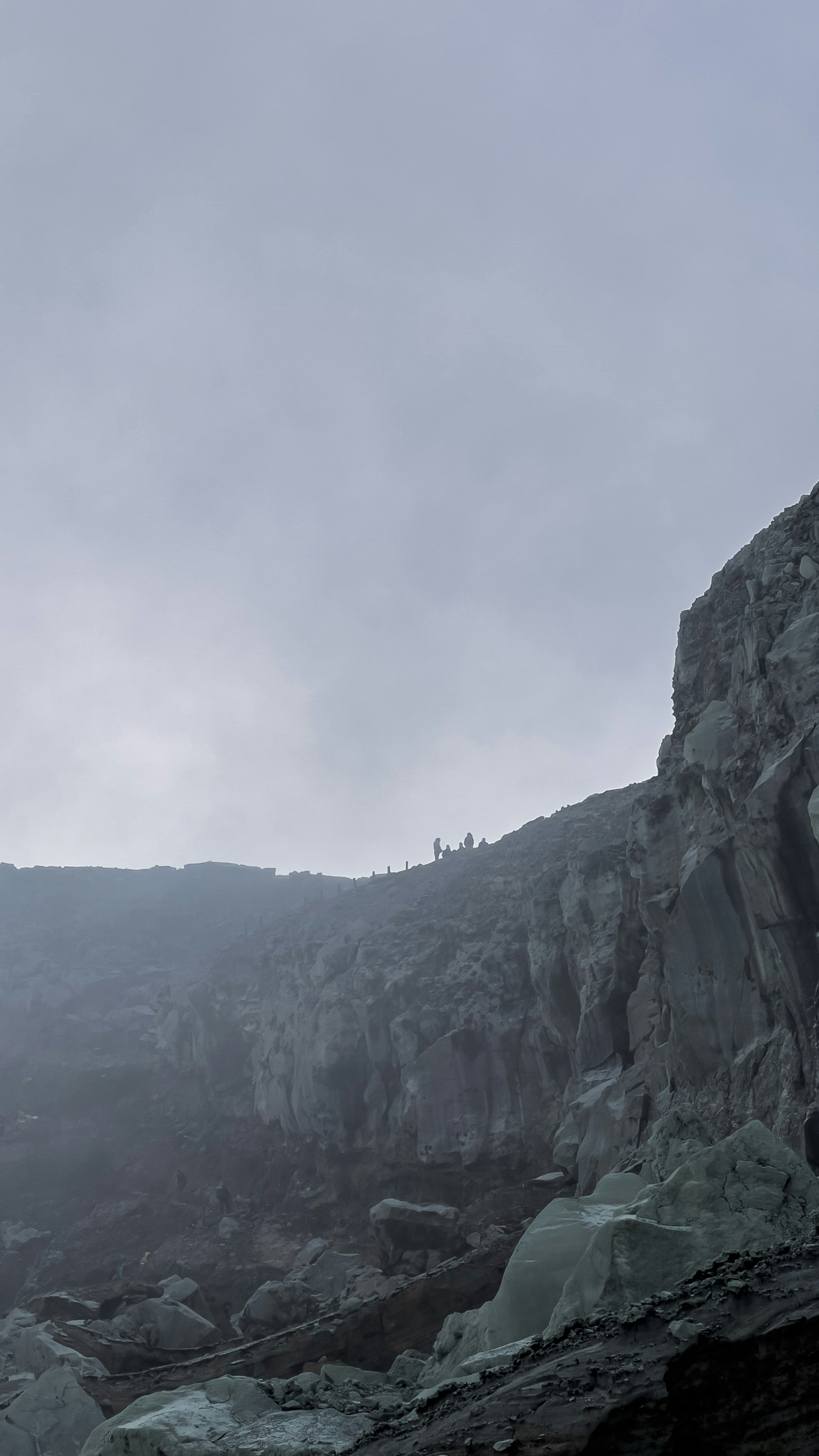 岩だらけの山腹の写真 Unsplashで見つけるカワ イジェンの無料写真