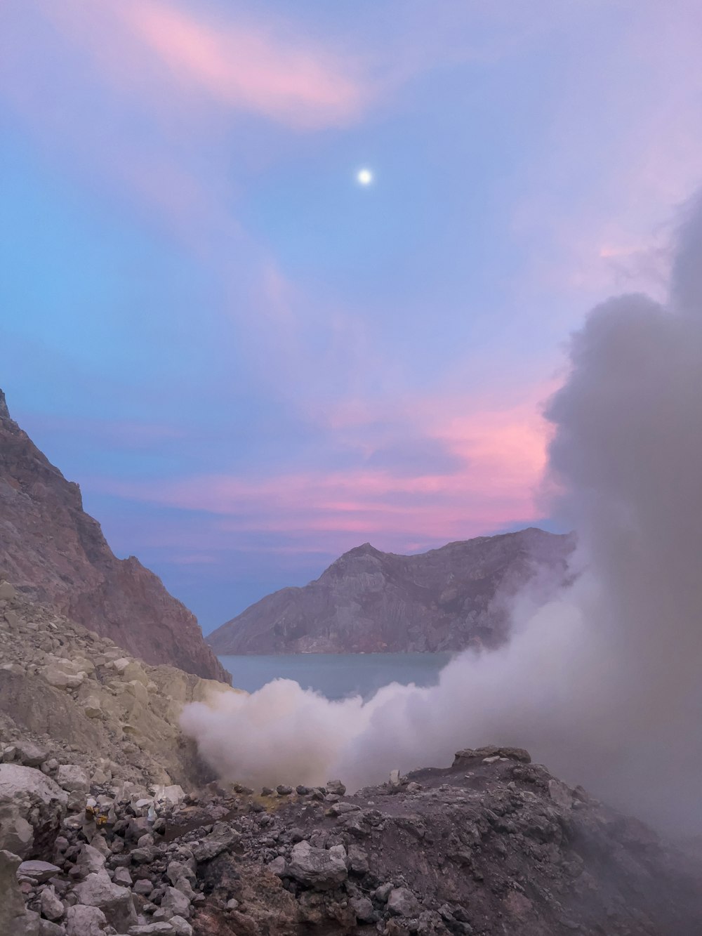 uno specchio d'acqua con montagne intorno