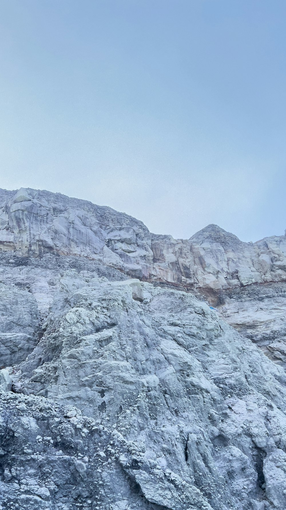 Una montaña nevada con un cielo azul