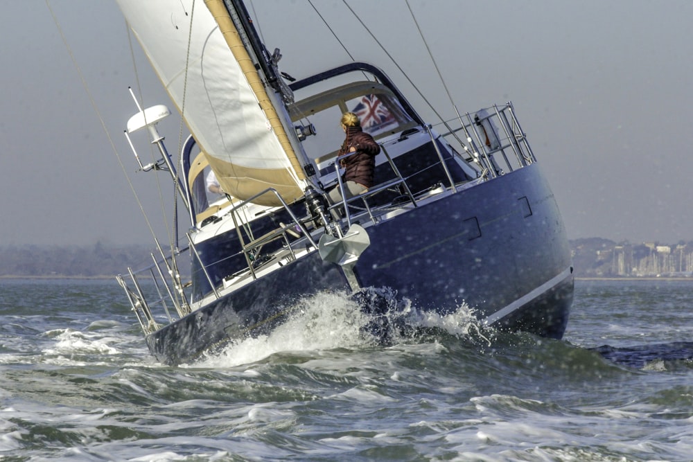 una persona navegando en un barco