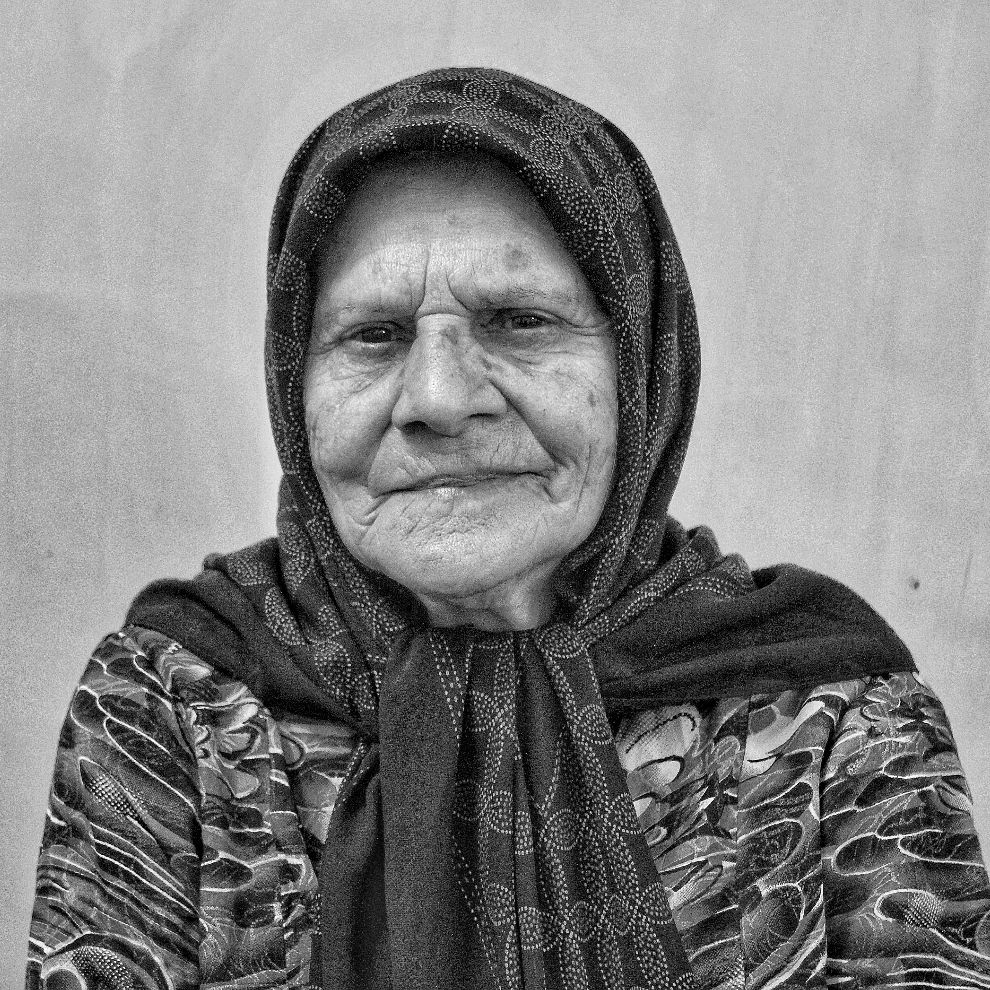 A man wearing a head scarf photo Free Iran Image on Unsplash