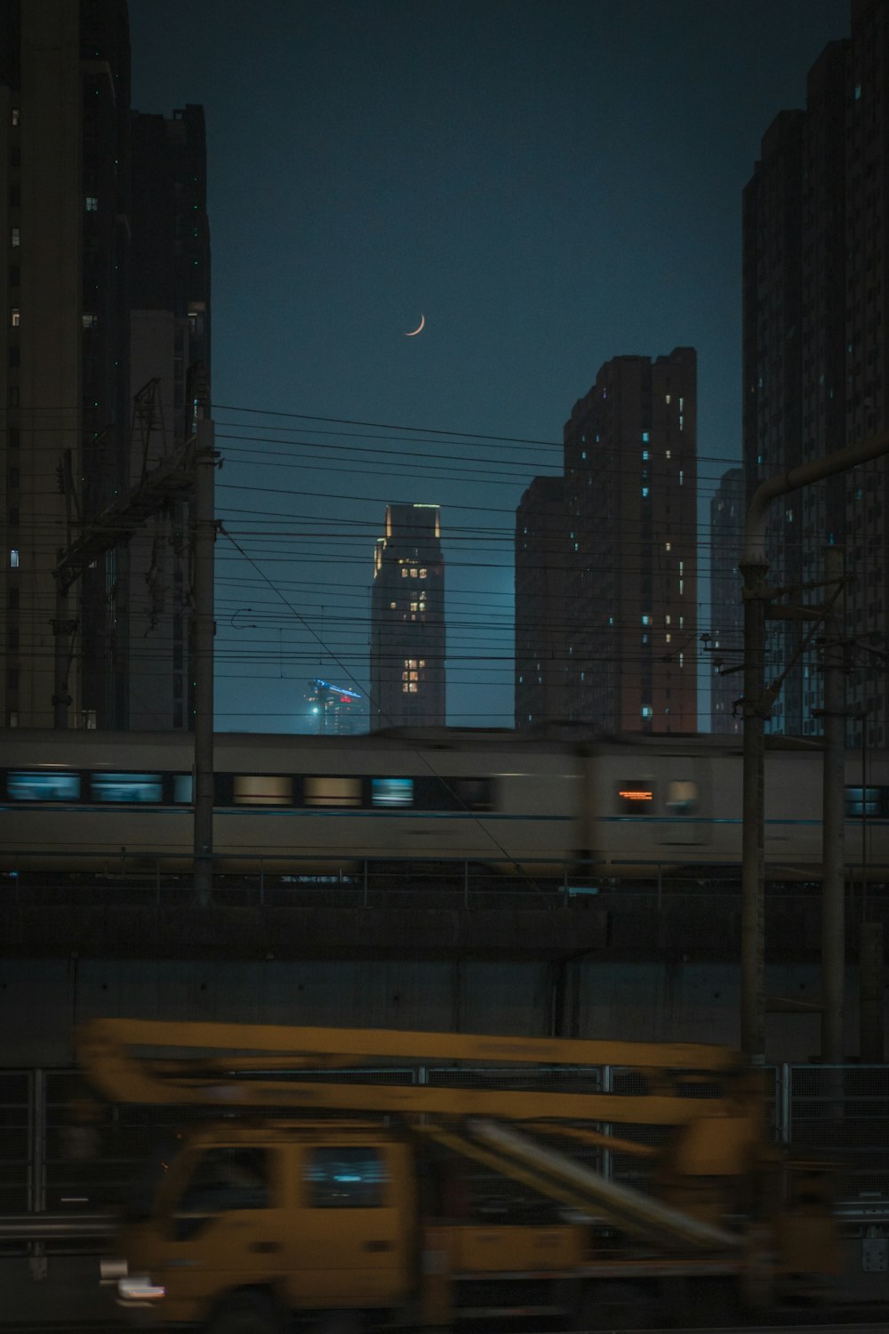 Eine Skyline der Stadt bei Nacht