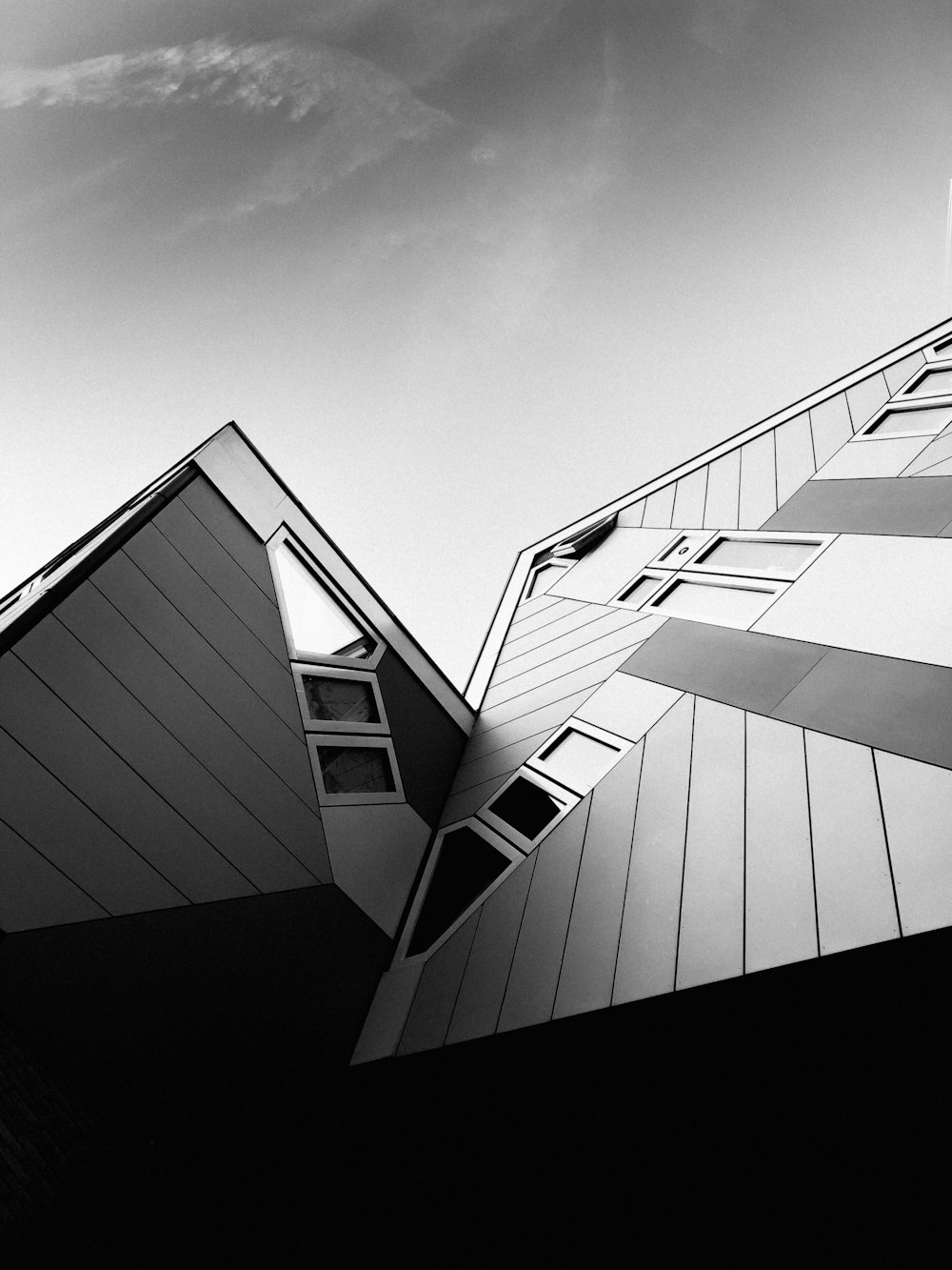 Un bâtiment avec un ciel nuageux