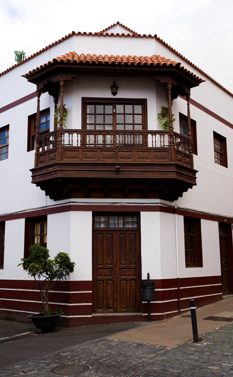 un edificio con balcón