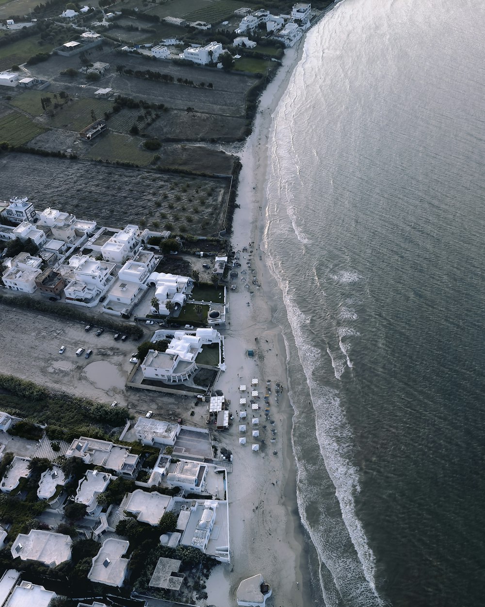 uma cidade ao lado da água