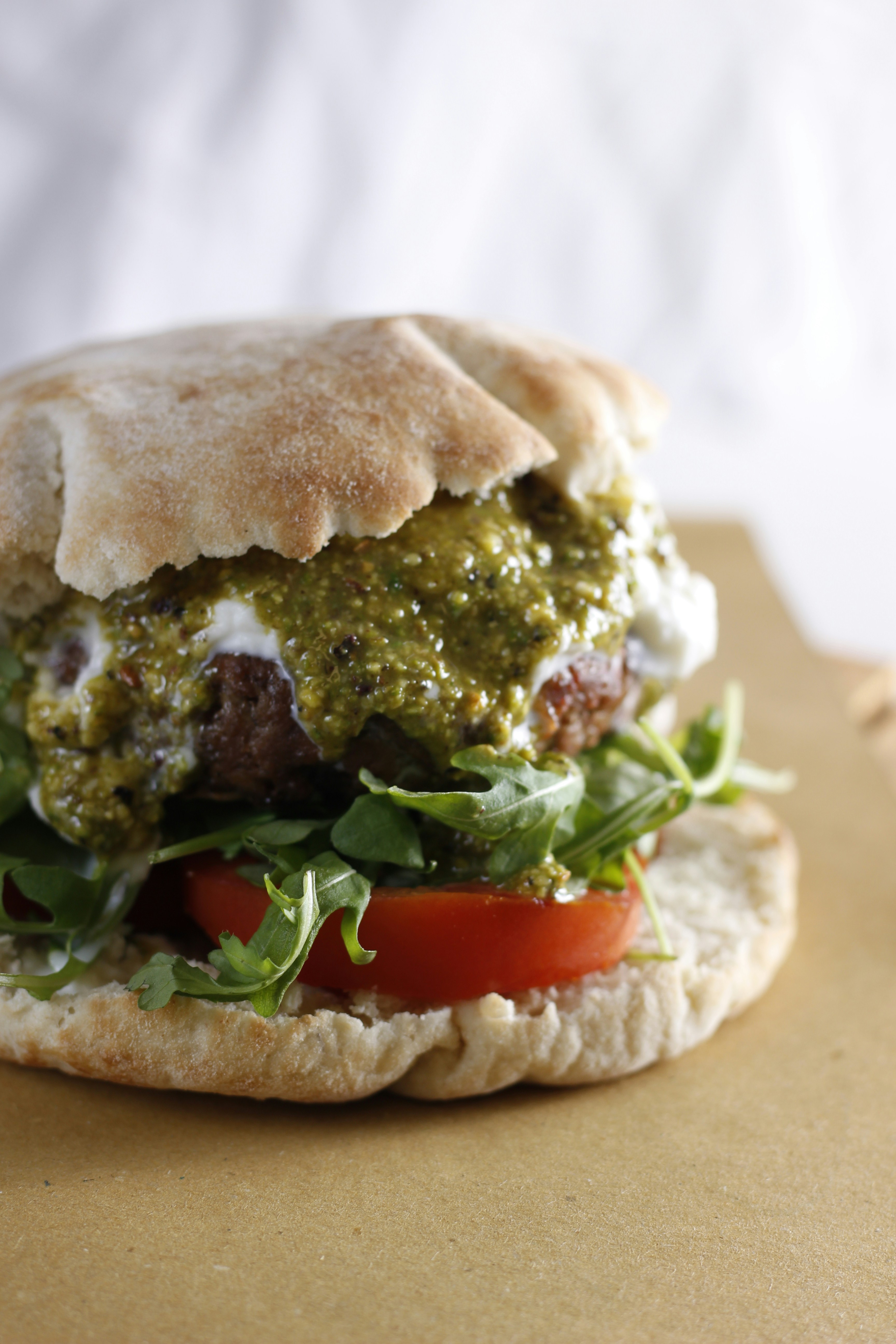 Hamburger di bovino adulto delle valli di lanzo con rucola pomodori pesto e burrata.
