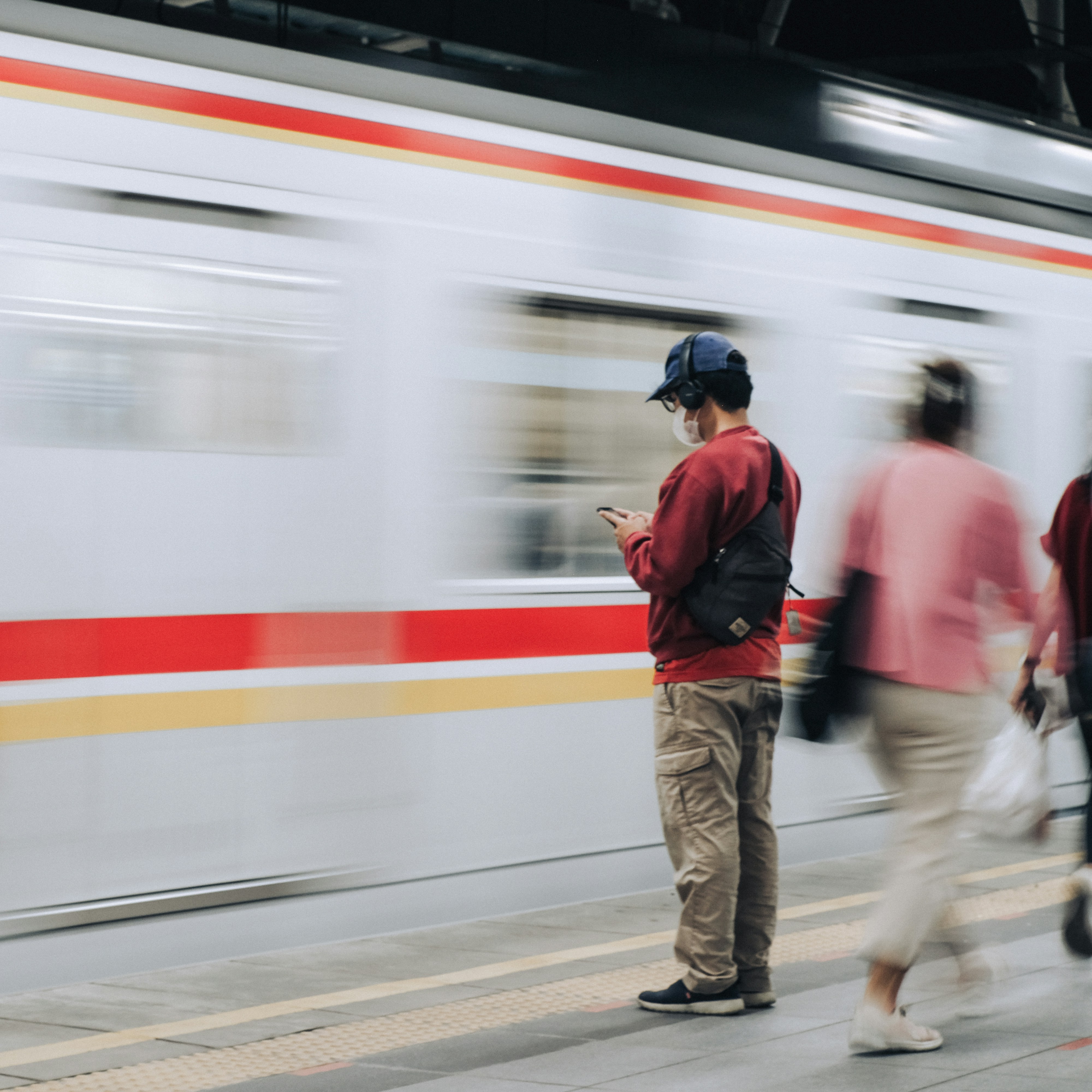 Smart Commuter Packs 2026: Modular Power, Edge Observability and the New Urban Carry