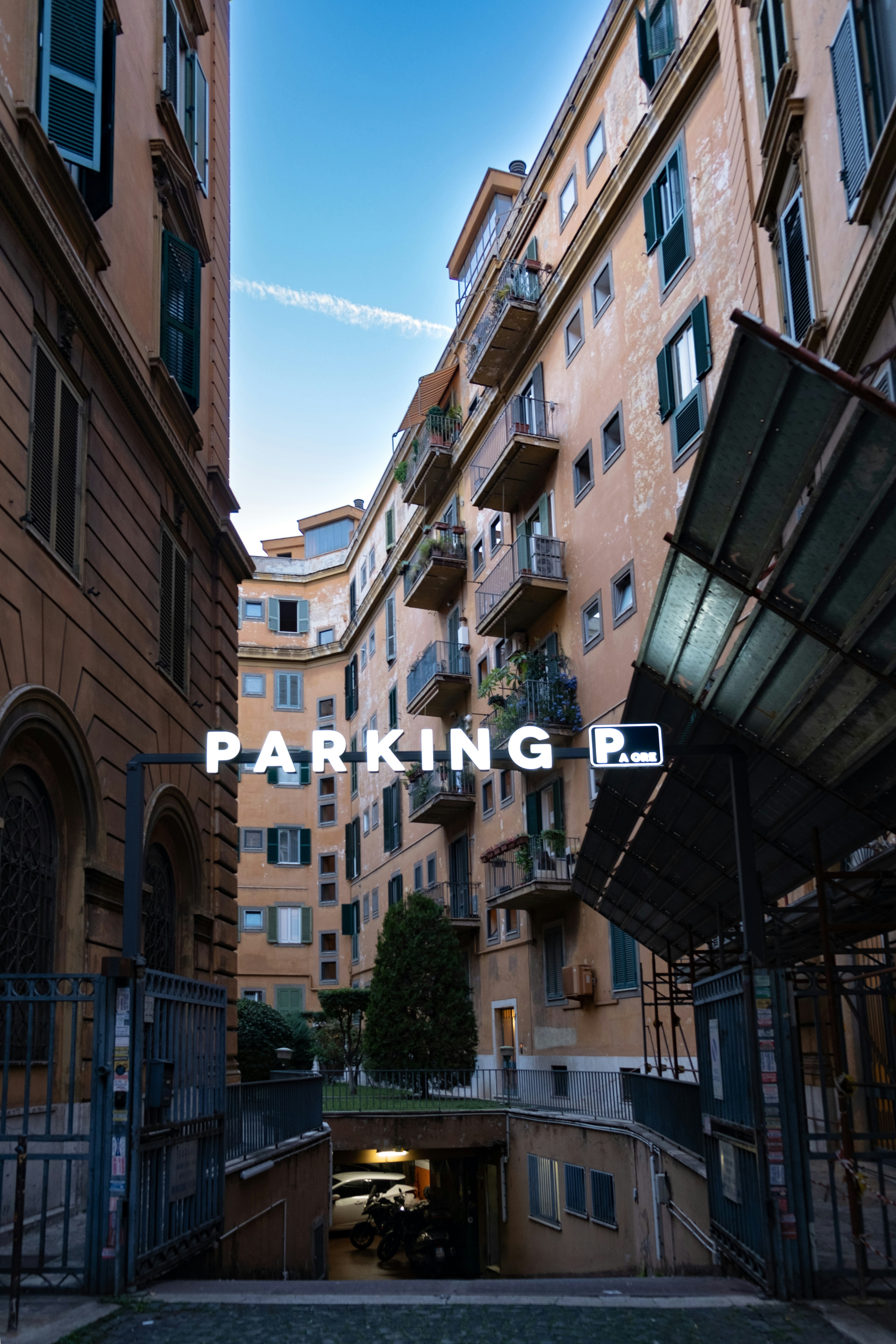 eine Straße mit Gebäuden auf beiden Seiten