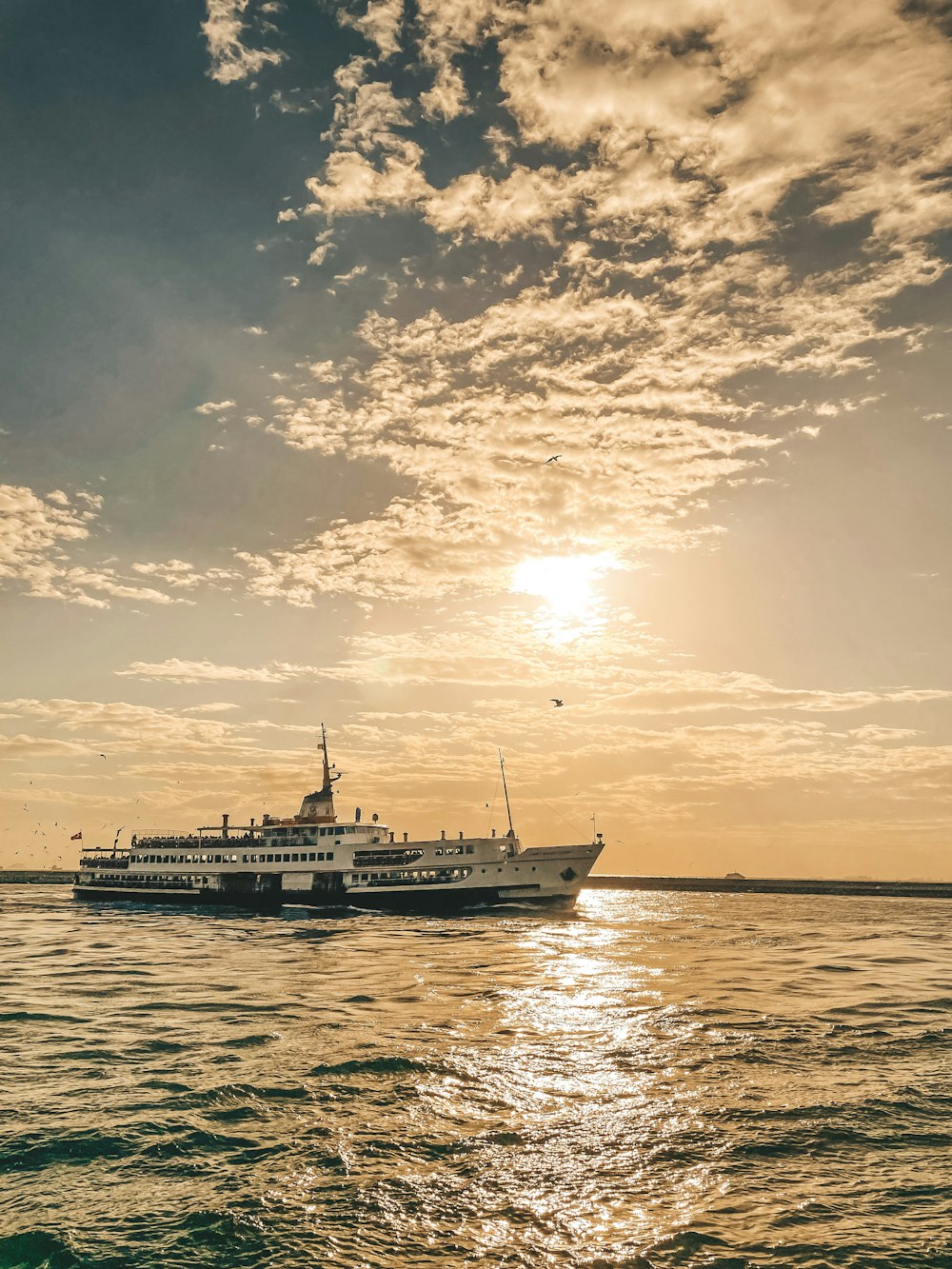 Un barco en el agua