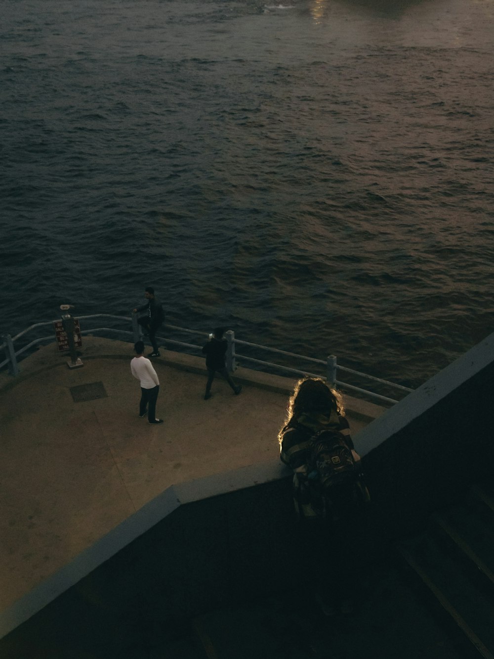 un groupe de personnes sur un bateau