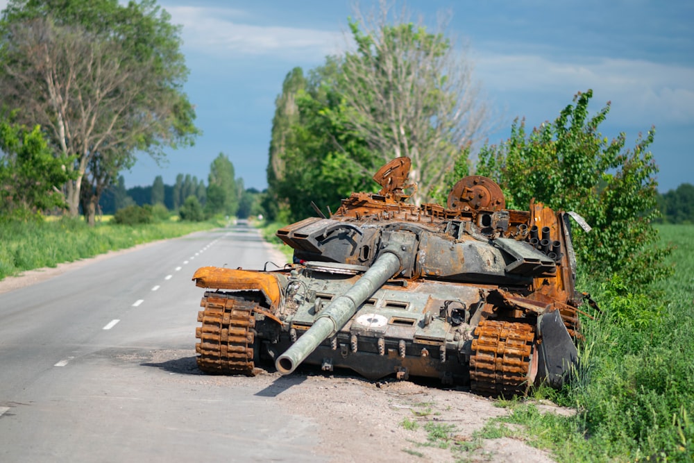 um tanque militar ao lado de uma estrada
