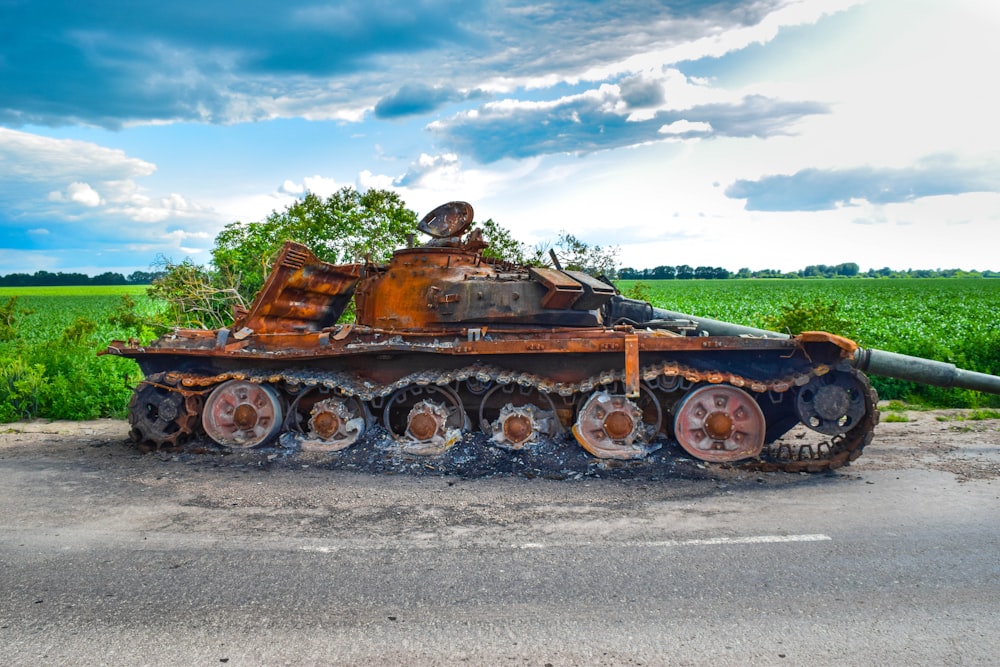 Ein Panzer auf einer Straße