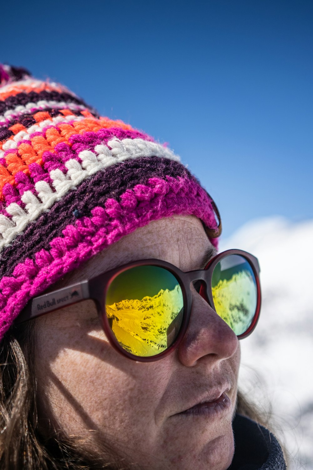 une personne portant des lunettes de soleil