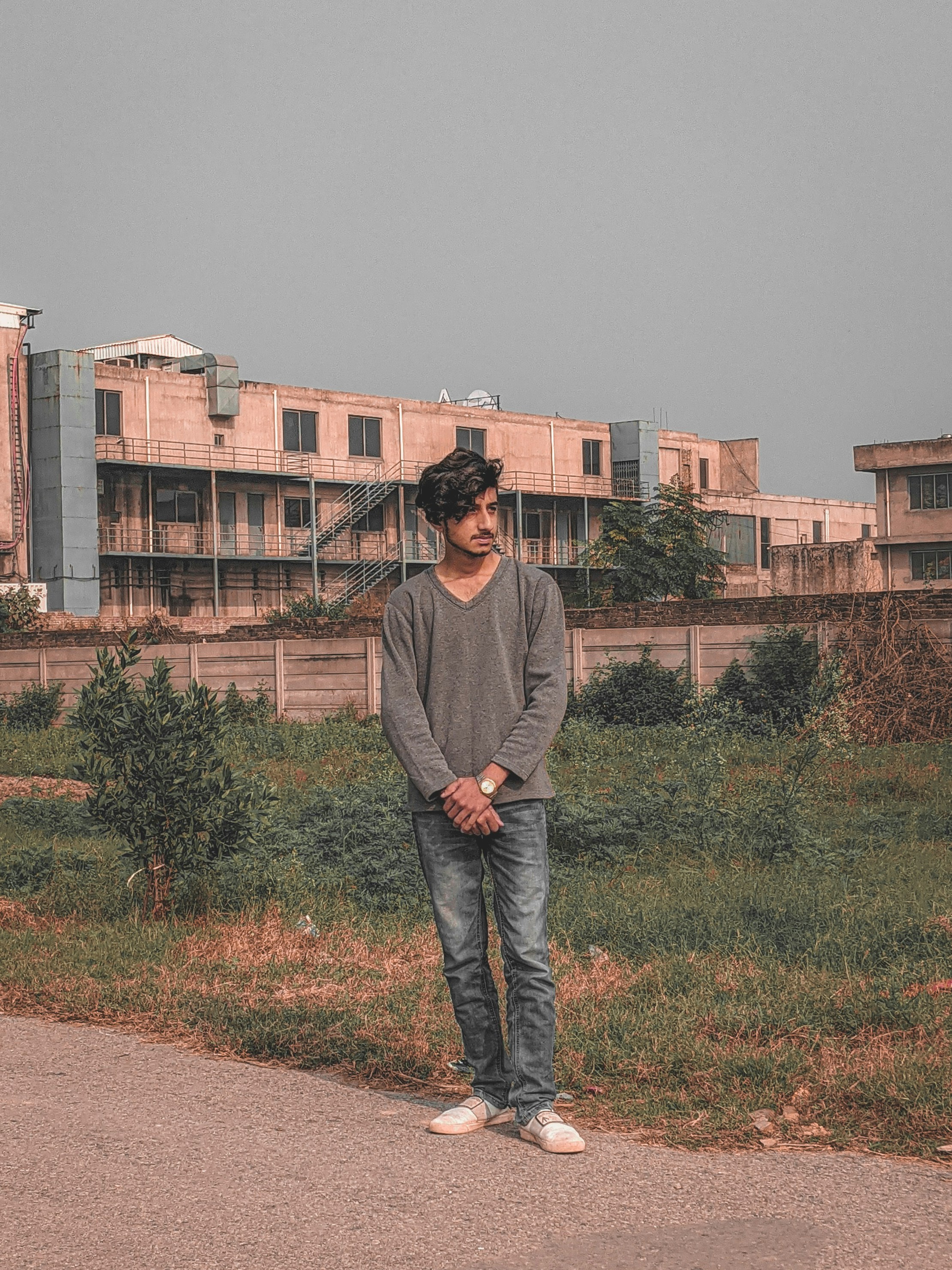 Ein Mann steht draußen