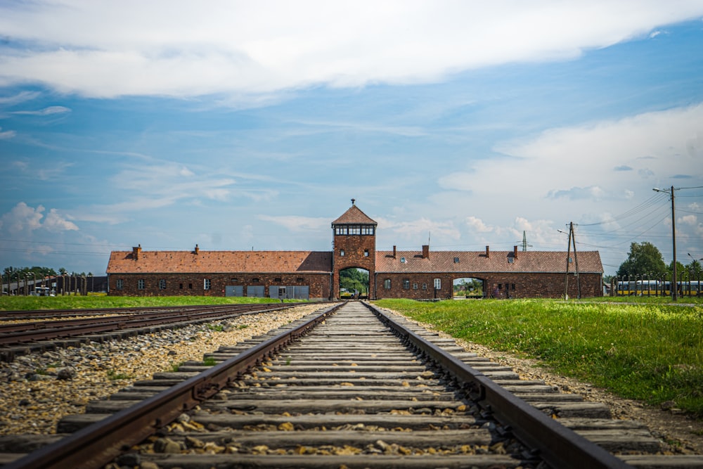 trilhos de trem que levam ao campo de concentração de Auschwitz