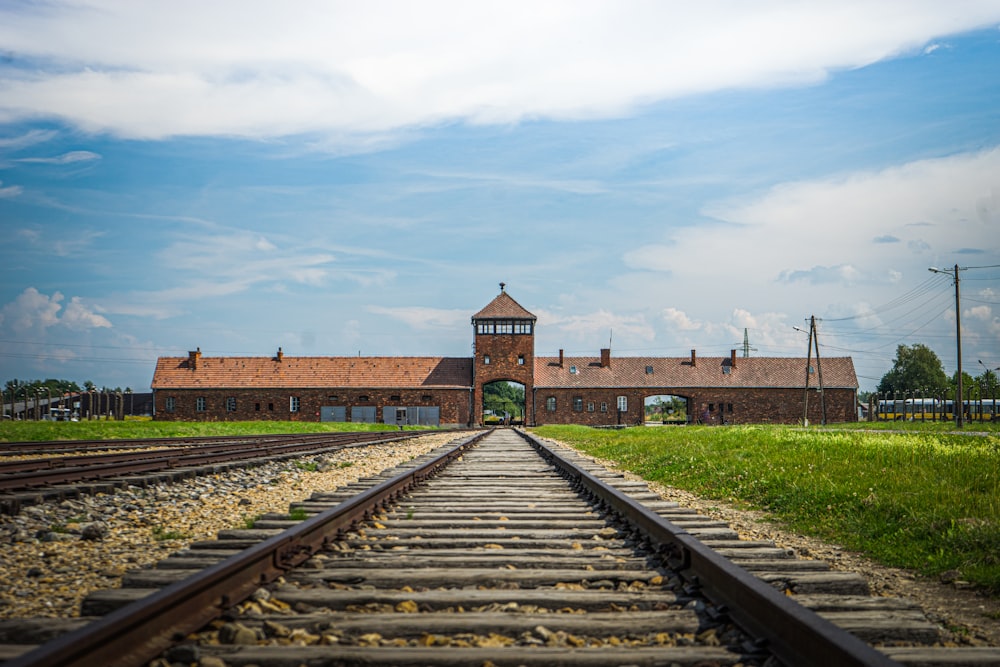 binari del treno che portano al campo di concentramento di Auschwitz