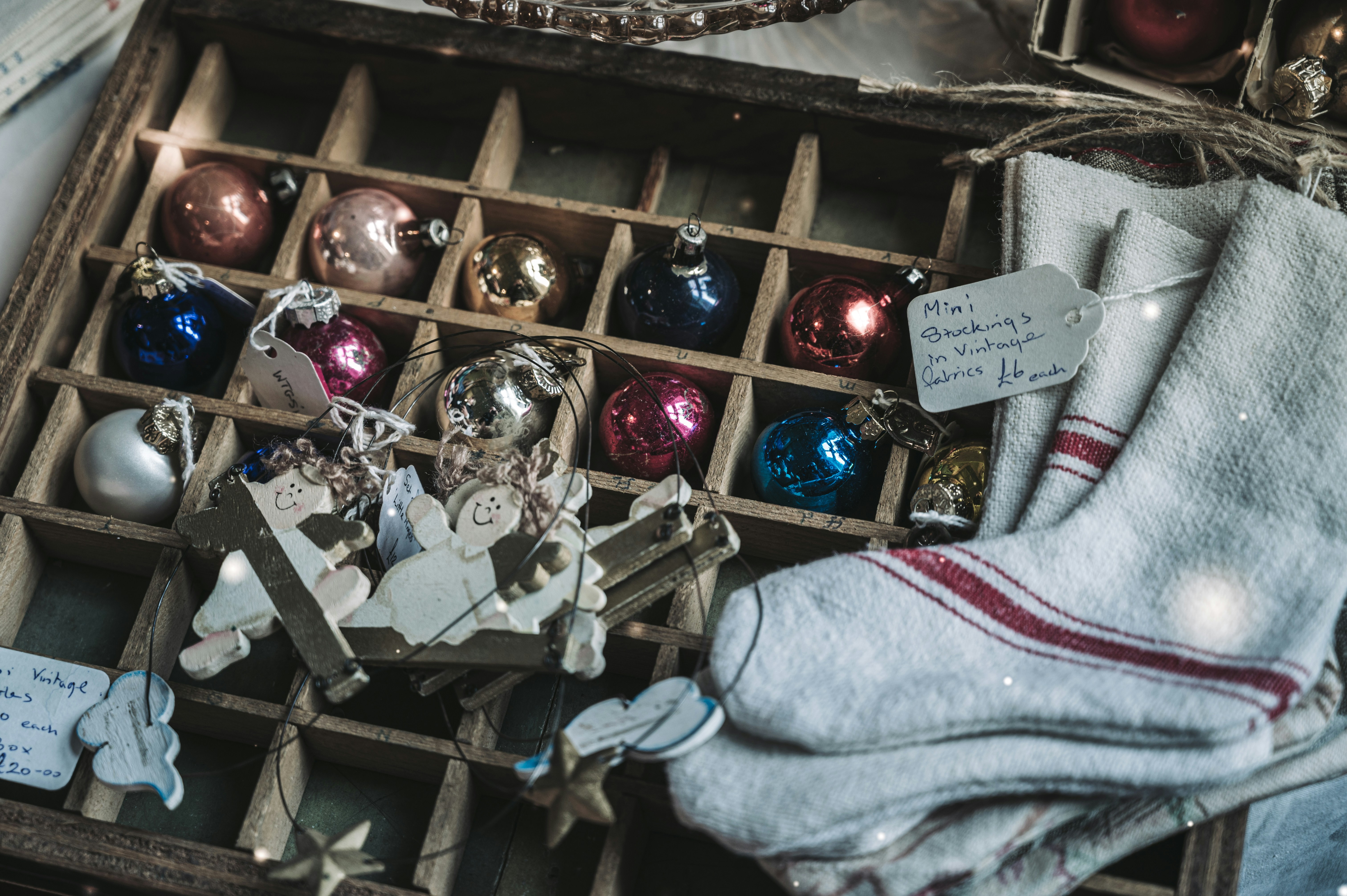 A shelf with objects on it photo – Free Christmas Image on Unsplash