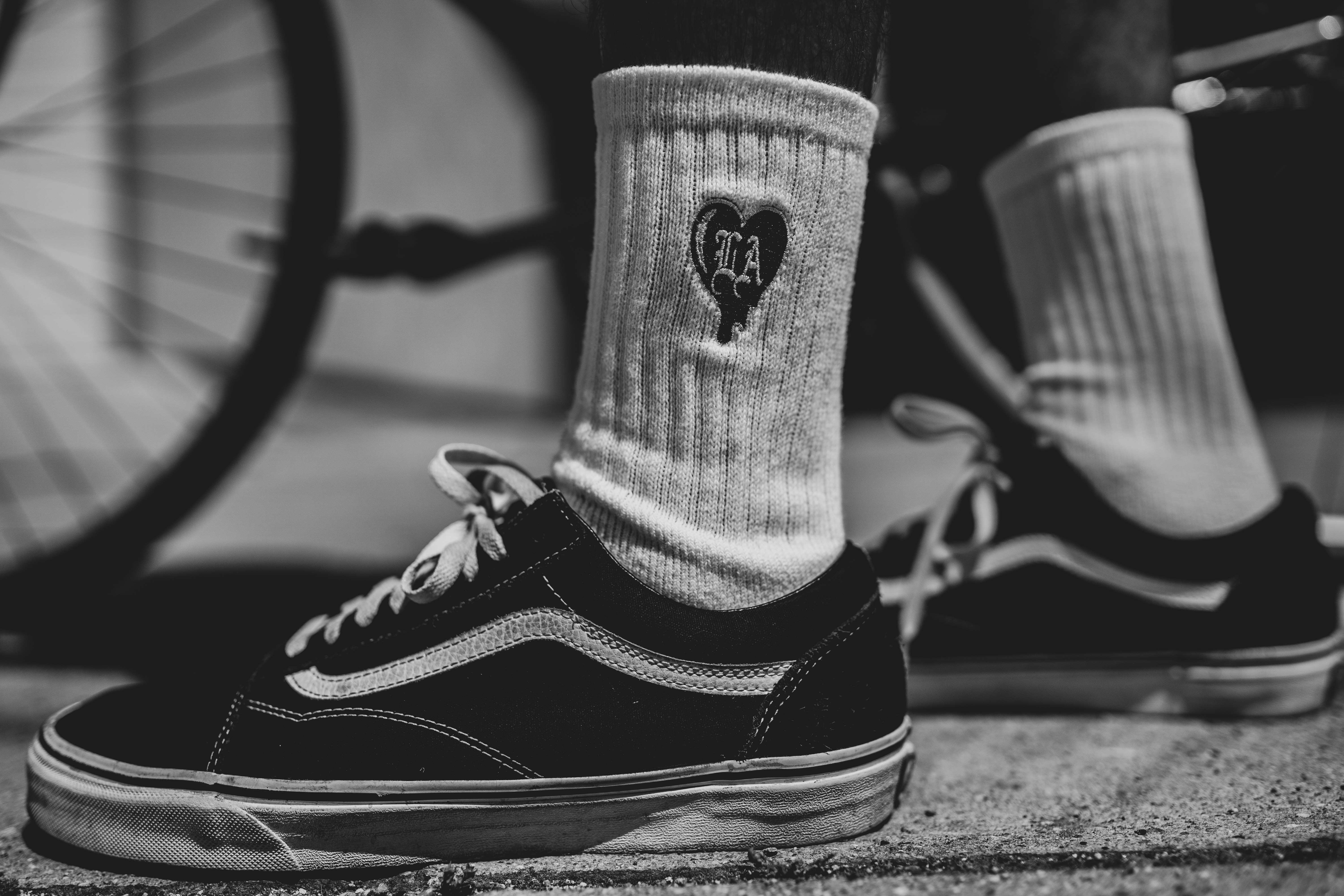une paire de chaussures avec un logo