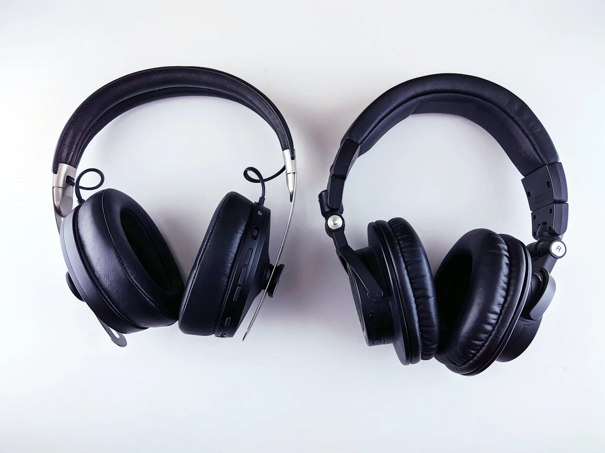 Sepasang headphone hitam sebagai simbol karya musik.