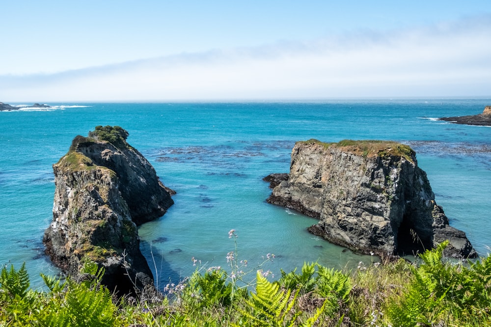 une falaise rocheuse surplombant l’océan