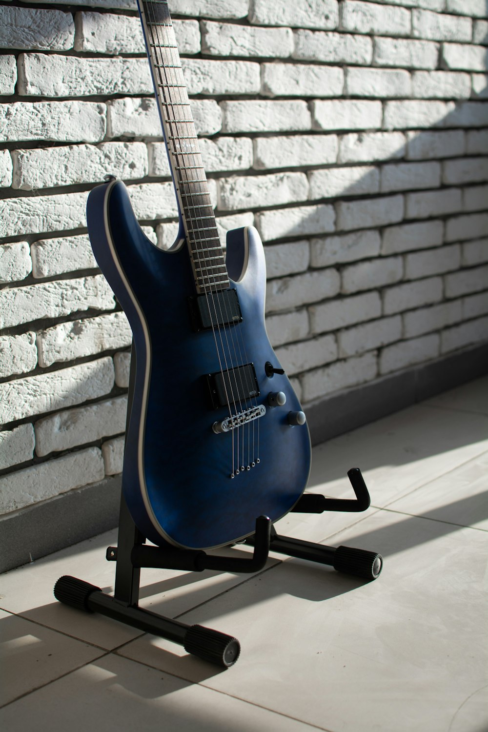 Une guitare électrique bleue