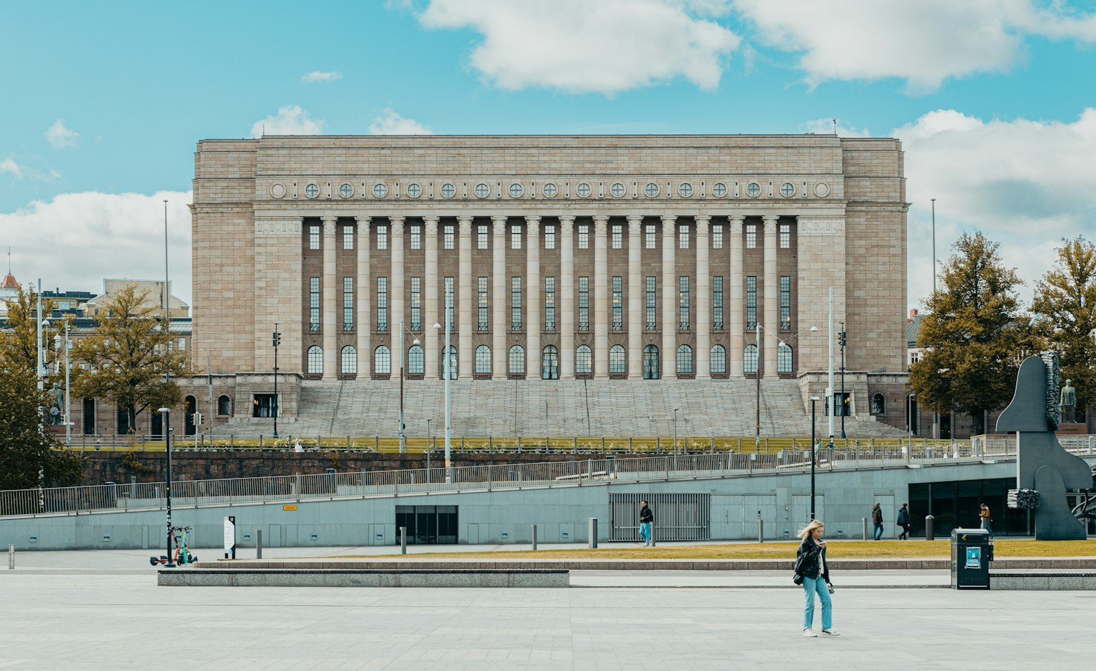 Arkistokuva: Suomen Eduskuntatalon julkisivu, jossa on kivinen ulkopinta, pylväikkö ja useita ikkunoita. Edustalla on laaja kivetty alue.